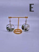 Load image into Gallery viewer, Large Flower Earrings
