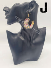 Load image into Gallery viewer, Large Flower Earrings