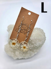 Load image into Gallery viewer, Large Flower Earrings